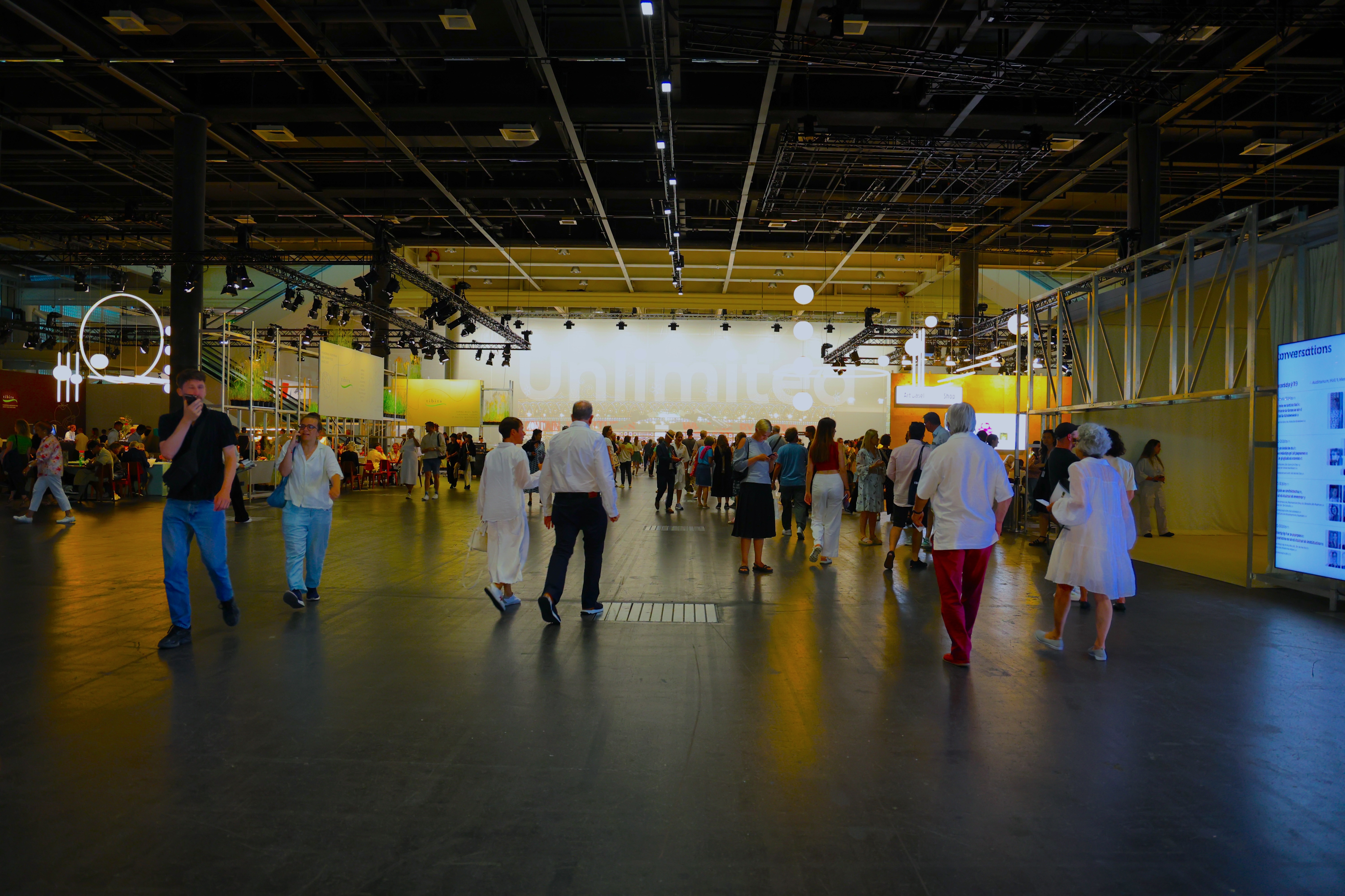 Visitantes en la entrada de Unlimited, en Art Basel, Basilea, el 19 de junio de 2025. Imagen de archivo para contextualizar el informe de coleccionismo de 2026. Foto de archivo: Jennifer 8. Lee / Wikimedia Commons, CC BY-SA 4.0. Sin modificaciones.