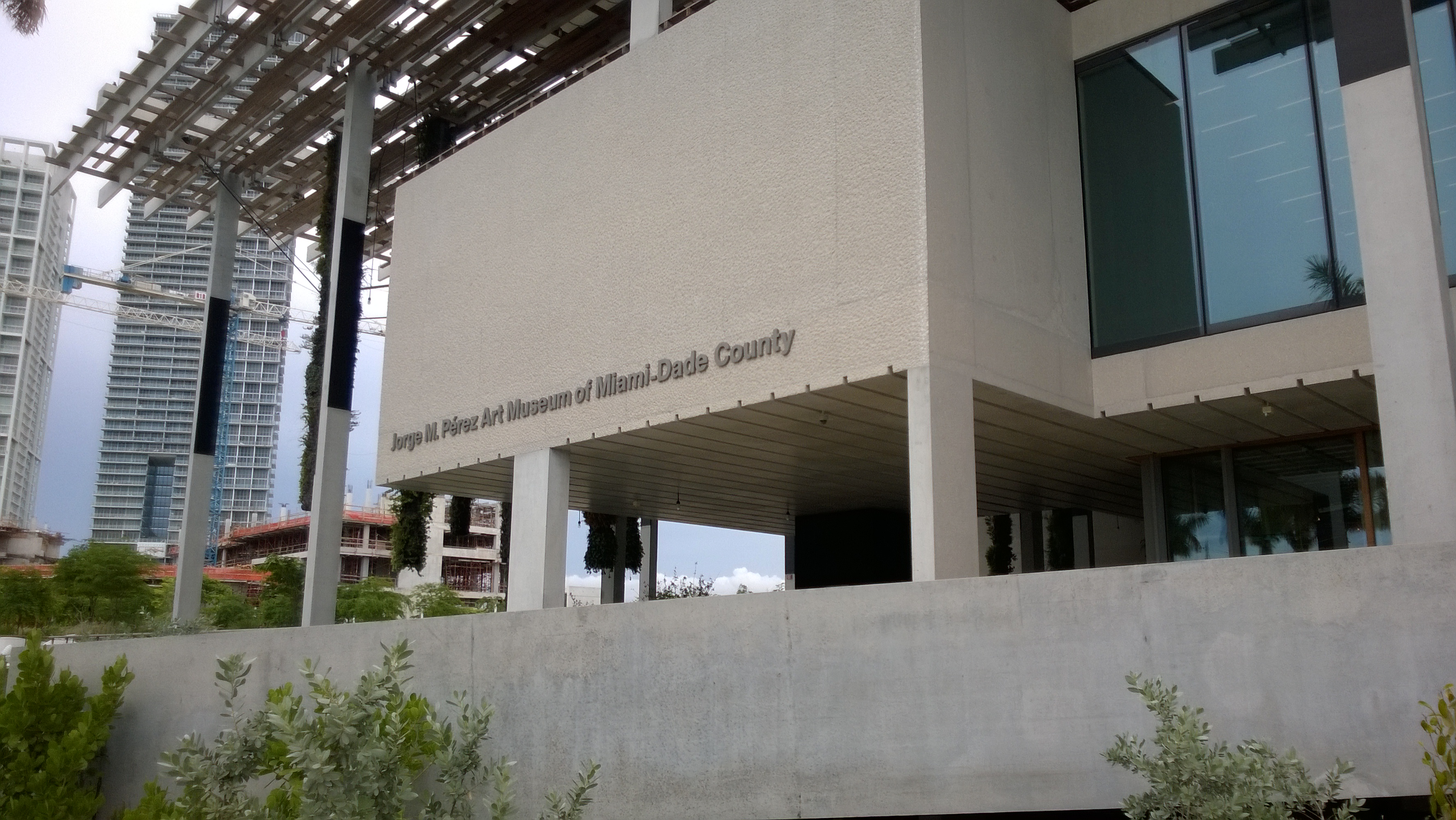 Fachada del Pérez Art Museum Miami, fotografiada el 6 de julio de 2014. Imagen de archivo del museo que recibirá la exposición del Museum Berggruen; no es una vista del montaje de 2026. Foto de archivo: B137 / Wikimedia Commons, CC BY-SA 3.0. Sin modificaciones.