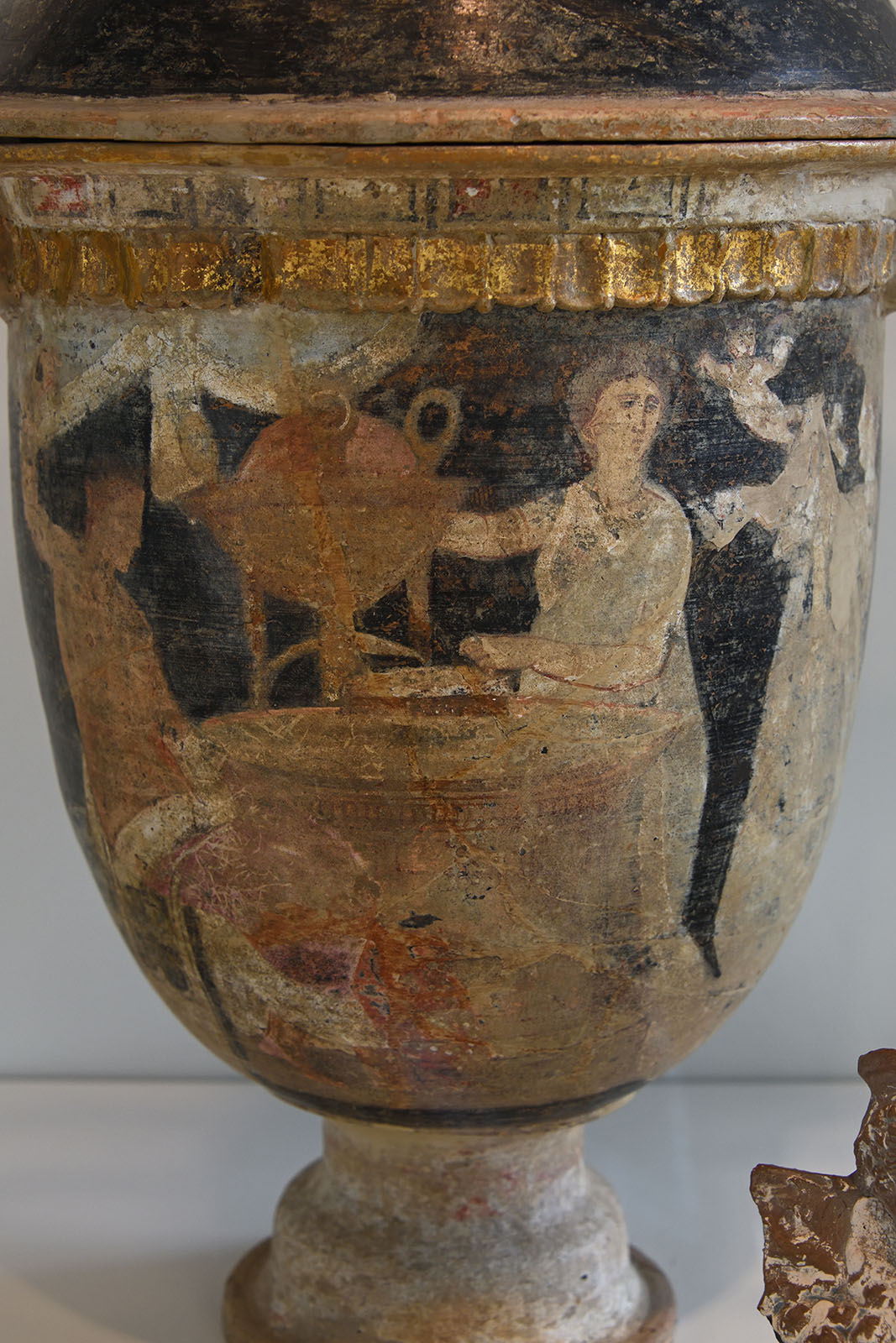 Detalle de la píxide de Centuripe, cerámica del siglo III a. C. (inv. APM13988), fotografiada en el Allard Pierson en 2020. Es la pieza cuya restitución a Sicilia anunció el museo el 7 de octubre de 2026. Fotografía de archivo. Foto: Dick Osseman (Dosseman) / Wikimedia Commons, CC BY-SA 4.0. Sin modificaciones.